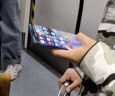 Alleged Huawei P40 Pro spotted in subway