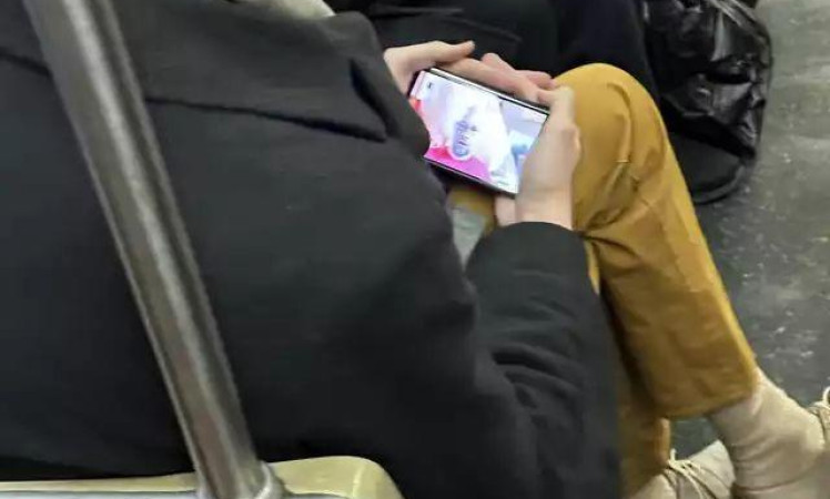 Google employee spotted with the pixel fold on the train in NYC: Reddit user claim.