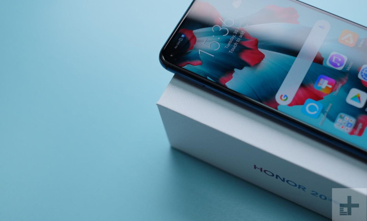 Honor 20 Pro exposed with hole-punch display