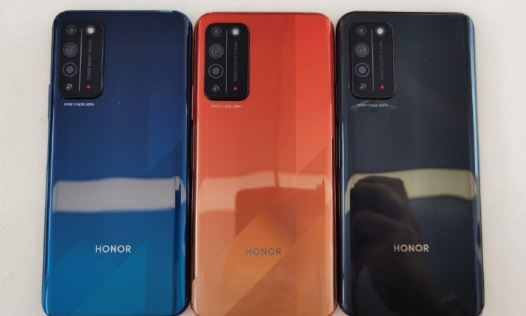 Honor X10 in three colors.