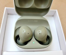 Live images of galaxy buds 2