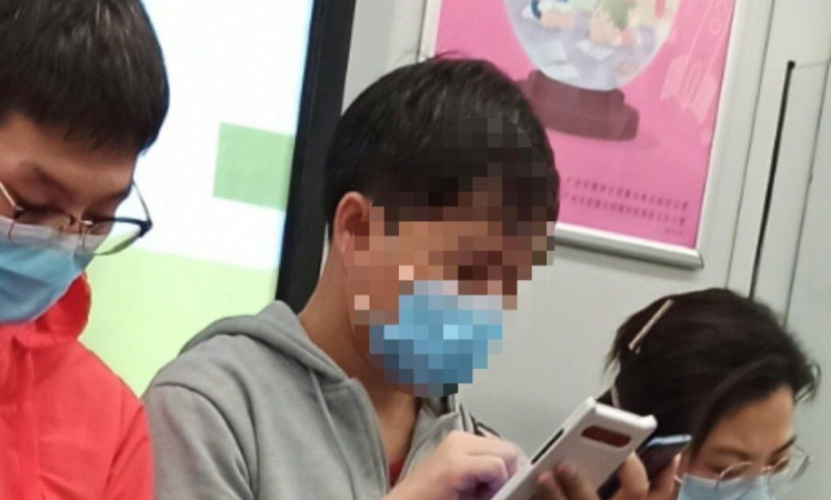Meizu 17 Spotted in subway