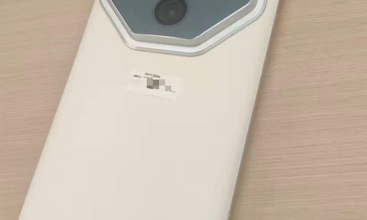 More pictures of the Oppo Find X7 Pro surfaces