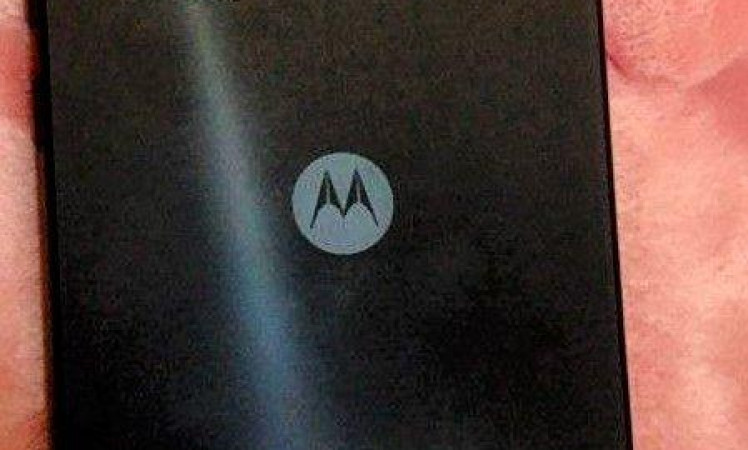 Motorola Edge 30 live pictures surfaces