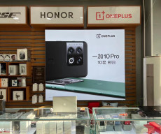 OnePlus 10 Pro dummy units spotted in Chinese retail store