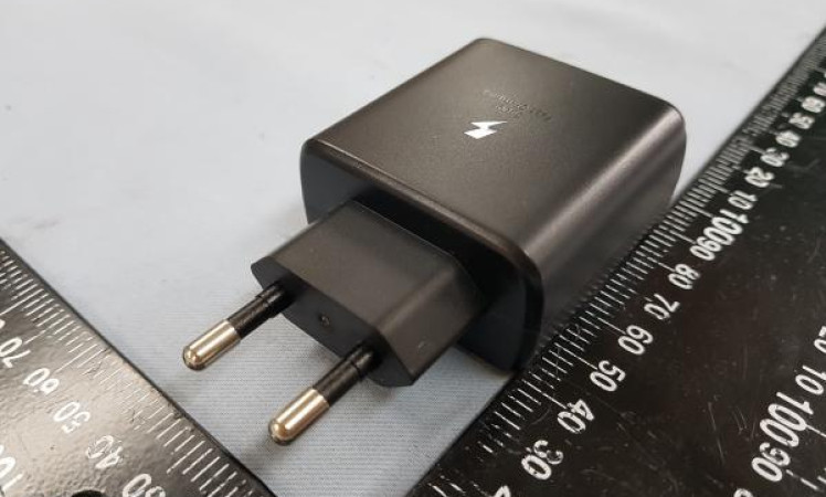Possible Galaxy Note 10 45W charger leaks out