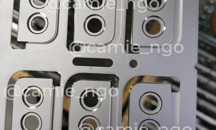 Samsung Galaxy S21 rear camera housing leaks out