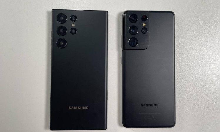 Samsung Galaxy S22 and S22 Ultra dummies pictured next to Galaxy S21 and S21 Ultra