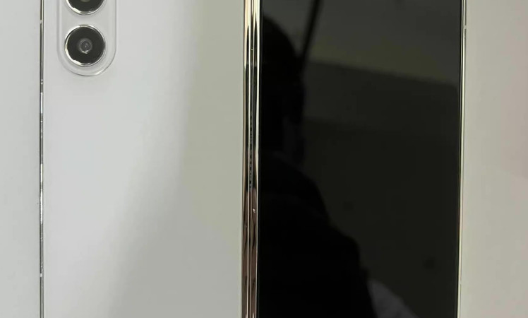 Samsung Galaxy Z Fold 5 dummy unit leaks out